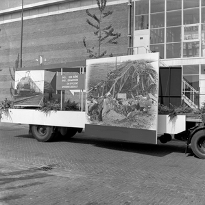 846471 Afbeelding van een praalwagen van N.S. / Van Gend & Loos tijdens de Bevrijdingsoptocht te Utrecht.